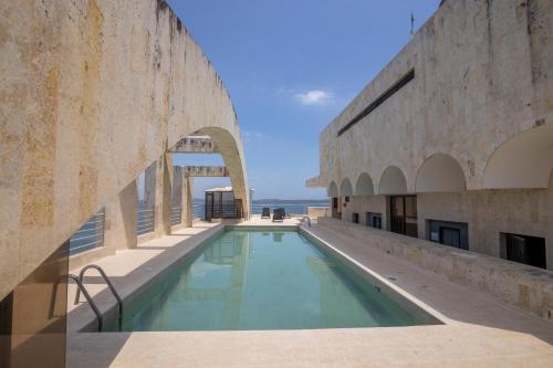 a swimming pool in the middle of a building at Apartamento edificio Exelaris in Cartagena de Indias