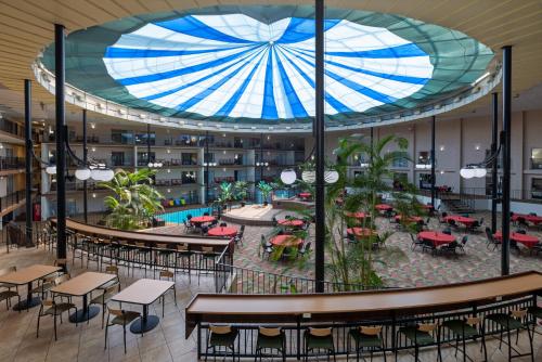 Restoran atau tempat lain untuk makan di Holiday Inn Des Moines-Airport Conf Center, an IHG Hotel