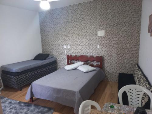 Giường trong phòng chung tại Kitnet Arraial do Cabo, Monte Alto.