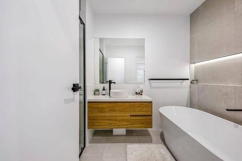 Bathroom sa Ultimate Luxury Escape Right In Heart of Sunshine Coast
