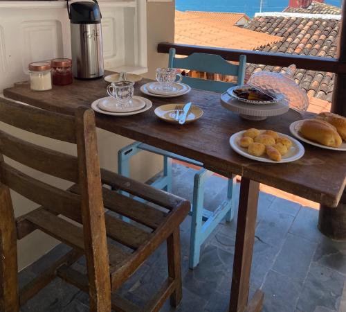 una mesa de madera con platos de comida. en Pousada Nativo, en Morro de São Paulo