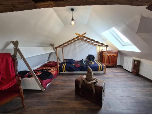 Posedenie v ubytovaní Gîte enchanteur avec déco sorciers, piscine, proche forêt et chemins de randonnée, idéal pour familles - FR-1-591-383