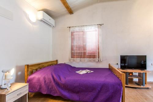 Postel nebo postele na pokoji v ubytování Seaside family friendly house with a swimming pool Krusevo, Novigrad - 21963