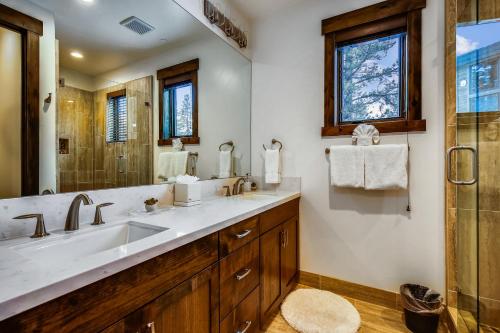 uma casa de banho com um lavatório e um espelho em Allure at Schaffer's Mill- Private Hot Tub em Truckee
