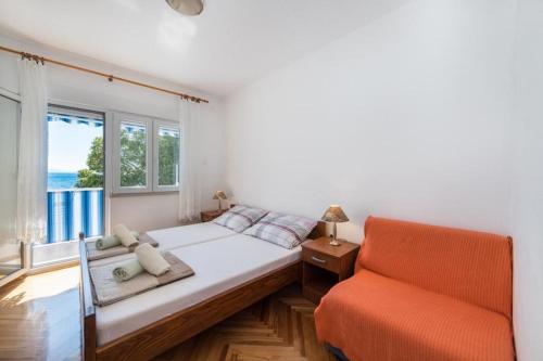 เตียงในห้องที่ Apartments and rooms by the sea Gradac, Makarska - 21986