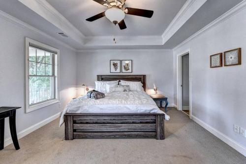 um quarto com uma cama grande e uma ventoinha de tecto em Stunning Southern Experience em Atlanta