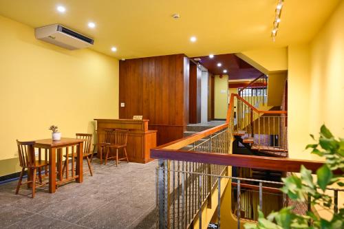 ホーチミン・シティにあるSaigon Hotel & Apartmentの階段、テーブル、椅子が備わる客室です。