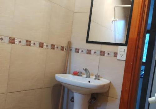 y baño con lavabo y espejo. en La Casita del Oso en San Carlos de Bariloche