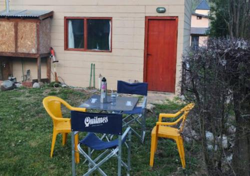 una mesa y dos sillas en un patio en La Casita del Oso en San Carlos de Bariloche