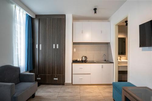 Kuchyň nebo kuchyňský kout v ubytování La Airport Tan Binh Hotel