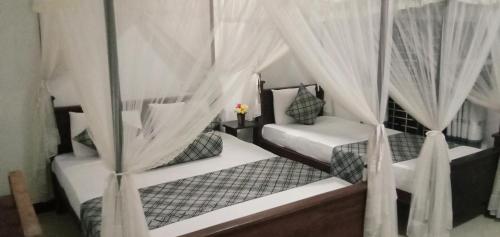 Letto o letti in una camera di Sigiriya Rock Gate Resort