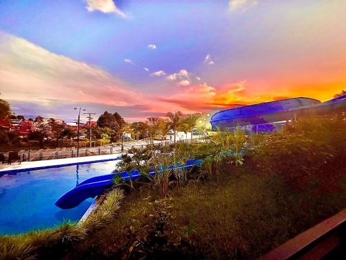 Fotografie z fotogalerie ubytování Apartamento Privado Vacacional a 5m del Aeropuerto, 20 minutos del Parque del Cafe y Centro de Armenia con 4 Piscinas, 3 Jacuzzi, Sauna By Molca Xperiences 3H v destinaci Armenia