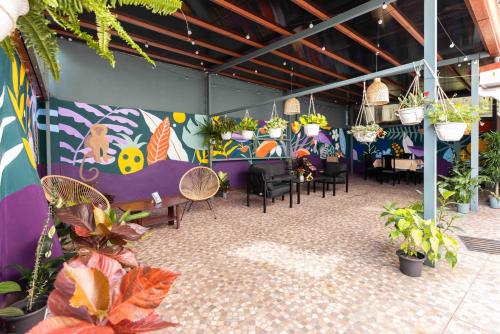 Zimmer mit einem Tisch, Stühlen und Pflanzen in der Unterkunft Viva Guest House in San José