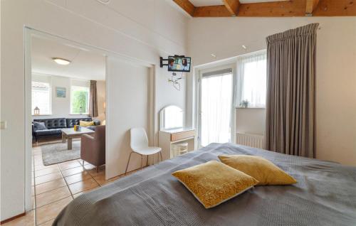 ein Schlafzimmer mit einem Bett und ein Wohnzimmer in der Unterkunft Oesterbaai 8 Personen in Wemeldinge