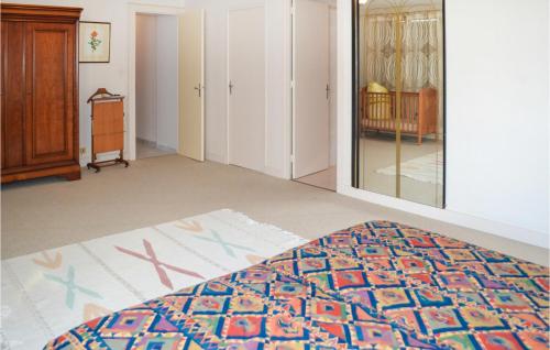 1 dormitorio con 1 cama con una alfombra colorida en el suelo en Stunning Home In Saussignac With Wi-fi en Saussignac