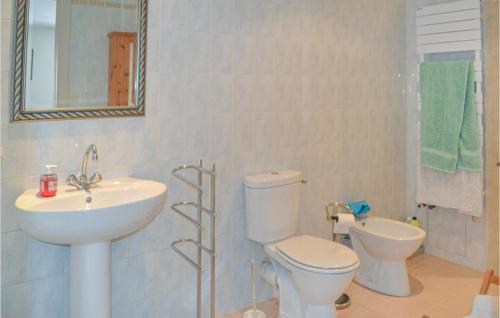 y baño con lavabo, aseo y espejo. en Stunning Home In Saussignac With Wi-fi en Saussignac