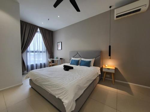 - une chambre avec un grand lit blanc et des oreillers bleus dans l'établissement Arcoris Mont Kiara, à Kuala Lumpur