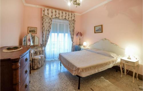 1 dormitorio con 1 cama, vestidor y ventana en Cozy Home In Vallerotonda With Wi-fi en Vallerotonda