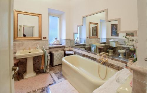 uma casa de banho com uma banheira e um lavatório em Cozy Home In Vallerotonda With Wi-fi em Vallerotonda