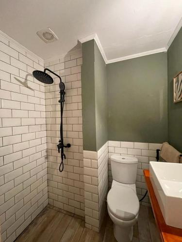 a bathroom with a toilet and a sink at Expreso tres cruces in Montevideo