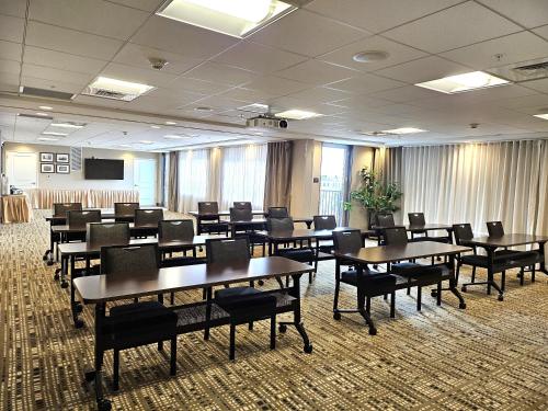 TV a/nebo společenská místnost v ubytování Staybridge Suites Marquette by IHG