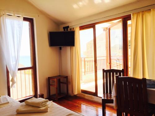 - une chambre avec un lit et une grande fenêtre avec un balcon dans l'établissement Apartments Almaja Villa, à Petrovac na Moru