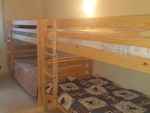 Appartement spacieux à Roses, proche plage et marché, terrasse avec barbecue, parking gratuit