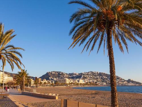 Appartement spacieux à Roses, proche plage et marché, terrasse avec barbecue, parking gratuit