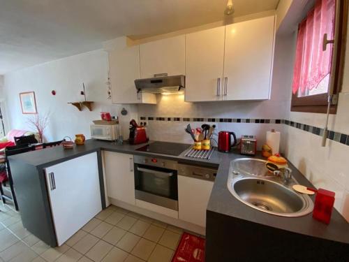 une cuisine avec un évier et un plan de travail dans l'établissement Villa patio avec terrasse semi-couverte, à 2 pas du centre de Capbreton - FR-1-413-229, à Capbreton