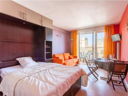 une chambre avec un lit, un bureau et une chaise dans l'établissement Studio central avec balcon à Biarritz - FR-1-3-597, à Biarritz