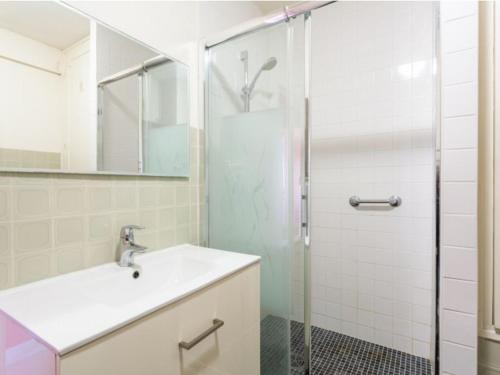 une salle de bain avec un lavabo et une douche dans l'établissement Studio central avec balcon à Biarritz - FR-1-3-597, à Biarritz