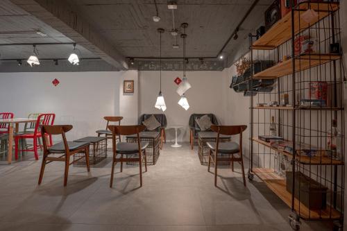 a room with a bunch of chairs and tables at Light Hostel in Chiayi City