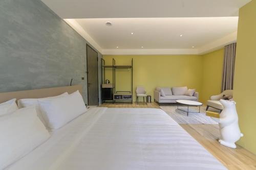 石門區的住宿－半島海悅渡假會館，一间带大床的卧室和一间客厅