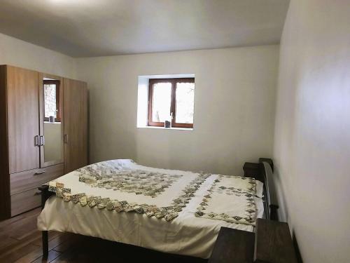 una camera da letto con un letto e una finestra di Holiday Home in Haute-Vienne near Nature Park a Les Salles-Lavauguyon