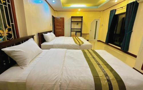 Un pat sau paturi într-o cameră la Meenakorn Pool Villa Satun