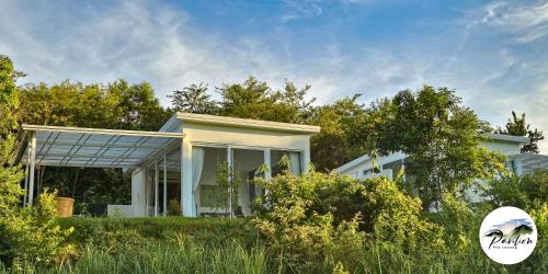 Κήπος έξω από το Pavilion Pha Leuang & Bungalows