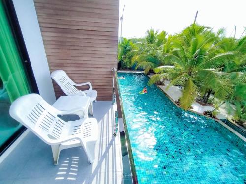Kolam renang di atau dekat dengan Rimnatee Resort Trang