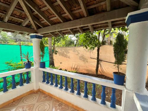 a balcony of a house with a fence at Ales & Juli in Morjim