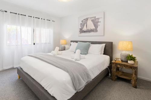 ライにあるBack Beach Retreat - Dual Living Accommodation in Ryeの大きな白いベッドと2つのランプのある寝室