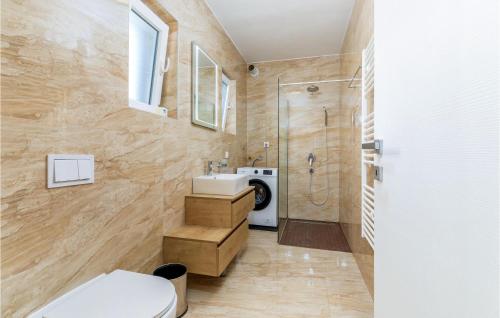 ein Bad mit einem WC, einem Waschbecken und einer Dusche in der Unterkunft 4 Bedroom Awesome Home In Vodnjan in Mednjan