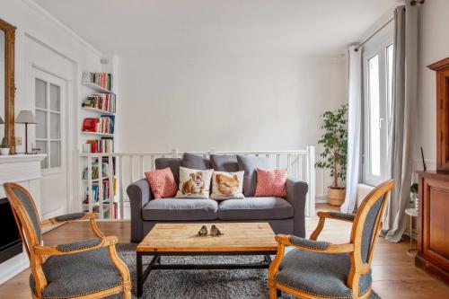 sala de estar con sofá y mesa en Charming flat in Boulogne-Billancourt - Welkeys, en Boulogne-Billancourt