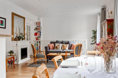 sala de estar con mesa y sofá en Charming flat in Boulogne-Billancourt - Welkeys, en Boulogne-Billancourt