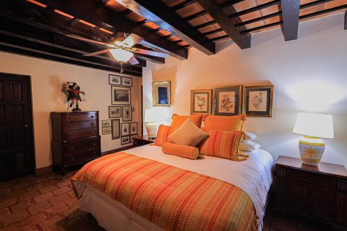 a bedroom with a bed and a ceiling fan at Hotel Casa Bansley in Antigua Guatemala