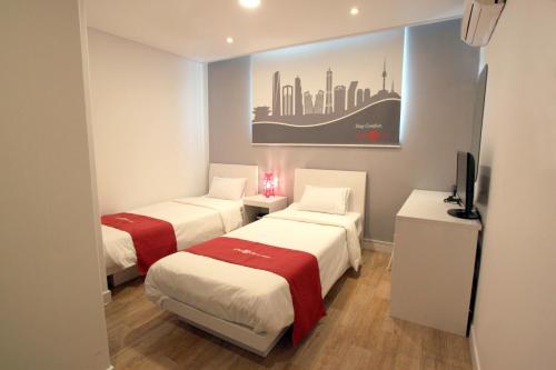 Cette chambre comprend 2 lits et une télévision. dans l'établissement Hotel Unique by Foret, à Séoul