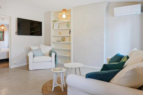 un salon avec un canapé et une chaise dans l'établissement Appartement des Trésoriers - Welkeys, à Montpellier