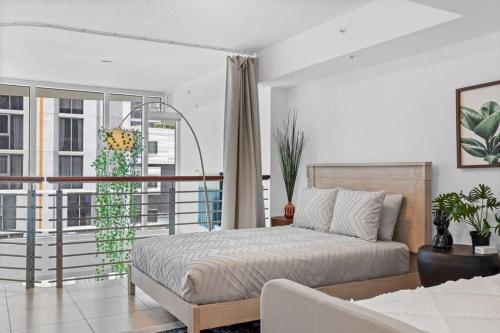 um quarto com uma cama e uma varanda em Stylish 3 bed/2 bath 2 story em Miami