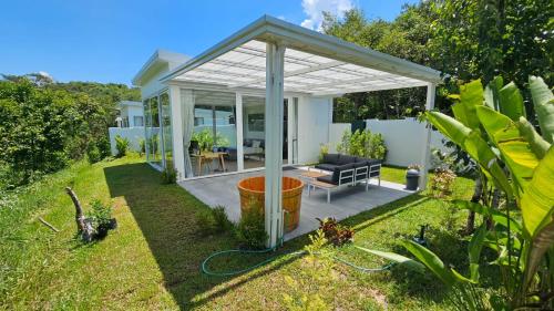Κήπος έξω από το Pavilion Pha Leuang & Bungalows
