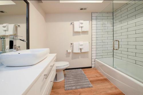 a bathroom with a sink and a toilet and a tub at Fairway Nine 4369 - Updated Condo in the Heart of Elkhorn Resort in Sun Valley