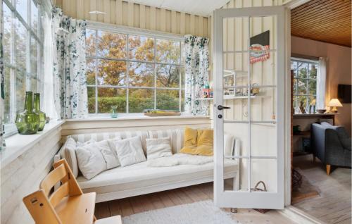 ジルレジェにある2 Bedroom Lovely Home In Gillelejeの窓付きの客室で、白いソファが備わります。
