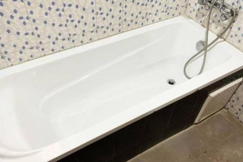 a white bath tub in a bathroom at La Maison Du Voyageur in Kribi
